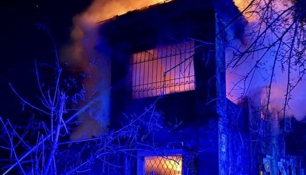 У Дніпрі через атаку росіян частково зруйнований двоповерховий будинок, загинула жінка