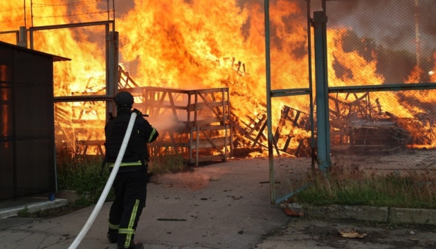 Росіяни вночі атакували Харків та область, постраждали 14 людей 