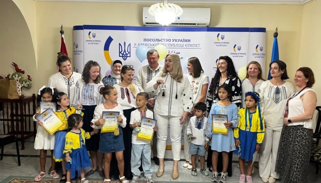 Українська школа в Каїрі завершила навчальний рік майстер-класом із Петриківського розпису
