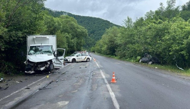 На Закарпатті внаслідок ДТП загинув неповнолітній, ще троє - травмовані