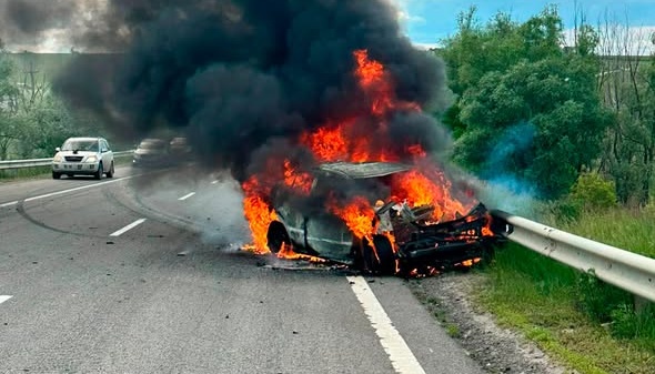 На Харківщині російський дрон влучив у автівку, є поранені
