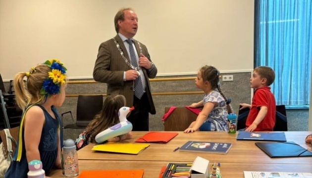 Mayor of Dutch city of Almere visits Ukrainian school, receives embroidered shirt as gift