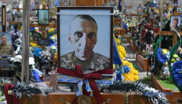 Вшануй: сирітська могила загиблого Героя