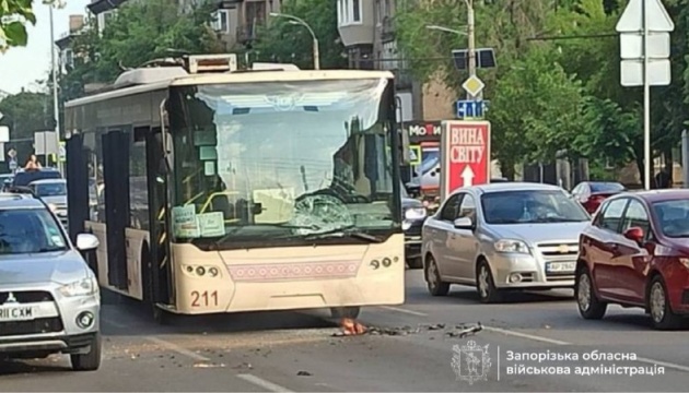 У Запоріжжі ворожий дрон влучив у тролейбус