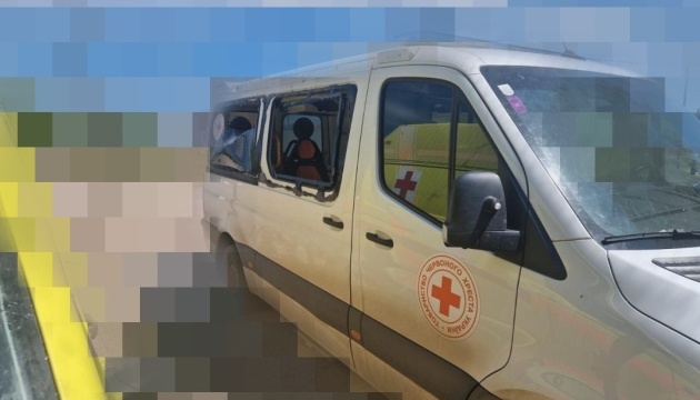 Росіяни вдарили з дрона по автівках Червоного Хреста України, є поранений