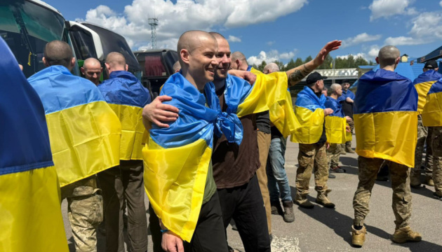 Zelensky: 185 soldiers, one civilian return from Russian captivity