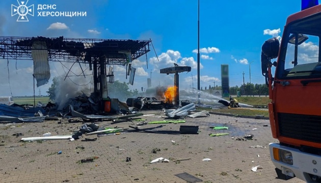 Russian drone strikes gas station in Kherson region, killing one and injuring five
