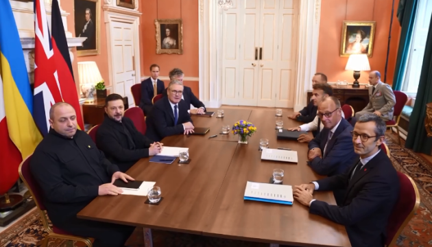 Prezydent Wołodymyr Zełenski rozmawiał z przywódcami Wielkiej Brytanii, Francji i Niemiec o kwestiach obronności, sytuacji na froncie i intensyfikacji działań dyplomatycznych.