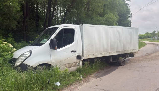 На прикордонні Чернігівщини росіяни вдарили дроном по автівц