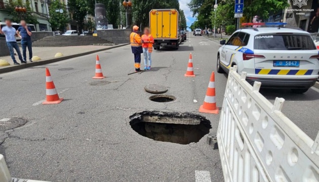 У центрі Києва ускладнений рух транспорту через провалля дор