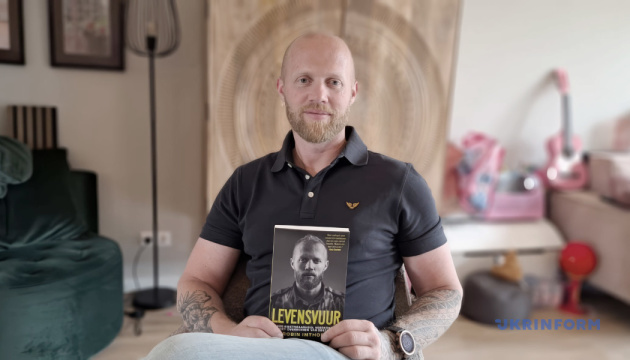 Колишній морпіх з Нідерландів перекладає свою книжку українс