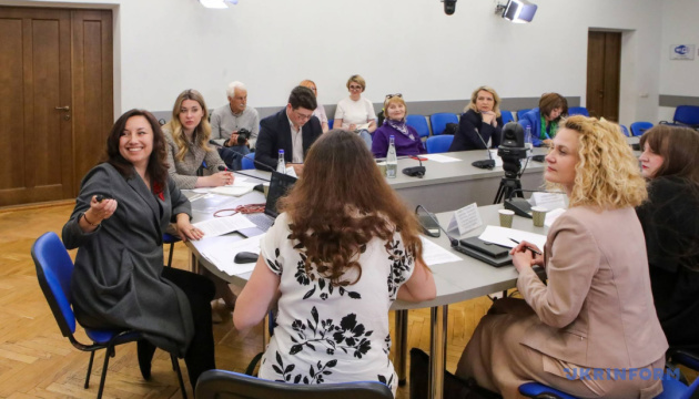 Менш як 40% медіаматеріалів розповідають про людей