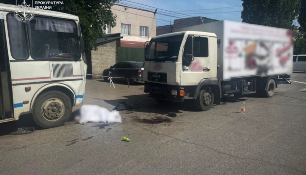 На Закарпатті вантажівка в’їхала у людей, які виходили з авт