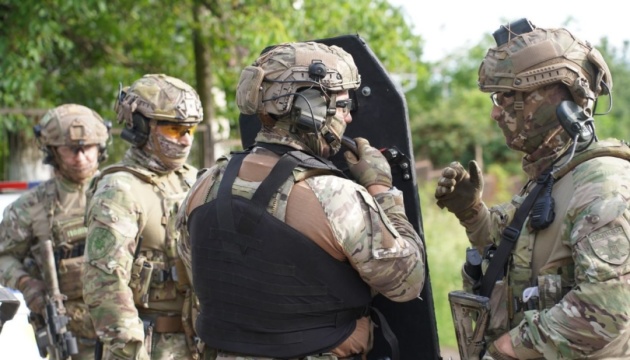 В Ужгороді поліція затримала озброєного чоловіка, який погро