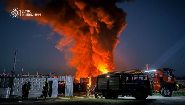 На Київщині ліквідували пожежу, яка виникла від удару дрона 