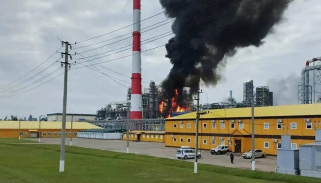 Fuerzas de Defensa atacan dos refinerías en Tartaristán y una planta de caucho en la región de Samara