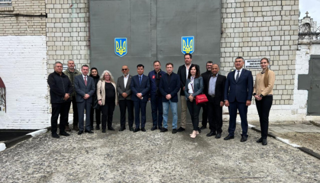 Україна показала іноземним дипломатам табір для військовополонених «Захід-1»