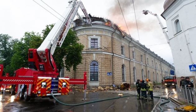 Zmasowany atak na Kijów: trwa gaszenie pożarów w Ławrze i Arsenale Mysteckim