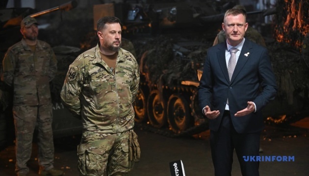 Міністр оборони Латвії передав Україні 14 бойових машин