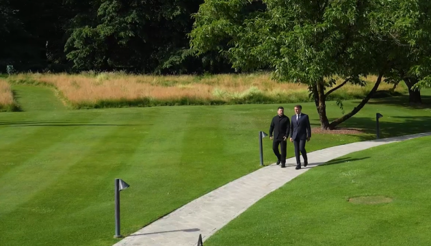 Volodymyr Zelensky et Emmanuel Macron se sont entretenus en marge du sommet du G7
