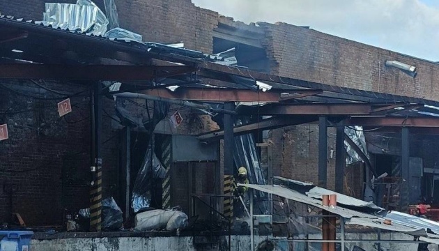 Російські дрони влучили у сортувальний хаб Нової пошти у Сумах