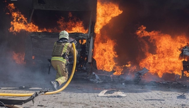 У Сумах рятувальники ліквідували масштабну пожежу після російської атаки