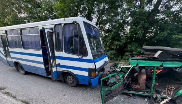 У Броварах автівка зіткнулася з автобусом - загинула 2-річна дівчинка, ще дев'ятеро людей постраждали