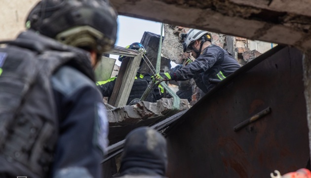 Удар КАБами по Харкову: під завалами будинку виявили тіло людини, кількість постраждалих зросла до девʼяти