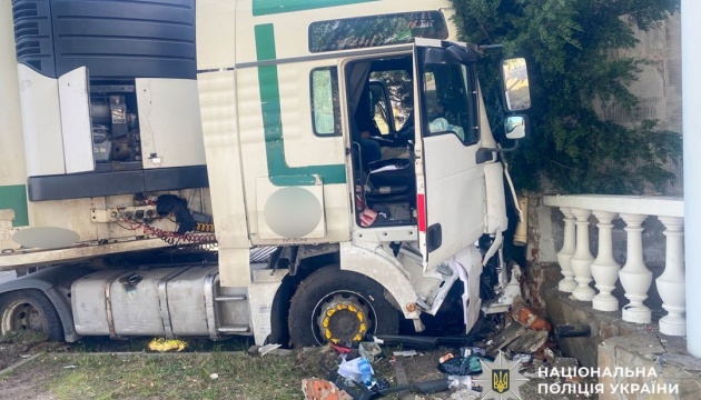 Під Полтавою зіткнулися дві вантажівки і три легковики, є постраждалі