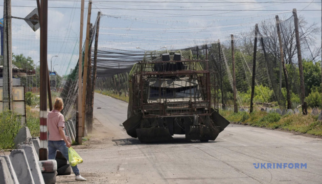 Des routes protégées contre les drones dans l'est de l'Ukraine/ Photo : Nina Lyachonok, Ukrinform 
