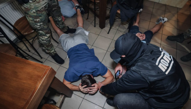 У Черкасах знешкодили банду рекетирів, які вибивали вигадані борги
