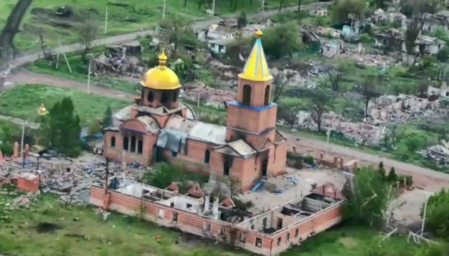 Les gardes-frontières montrent le village de Vodyanske dans la région de Donetsk détruit par l’armée russe
