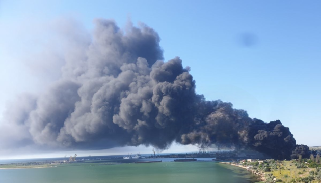Des frappes aériennes ukrainiennes provoquent des incendies sur des infrastructures ferroviaires et militaires en Crimée