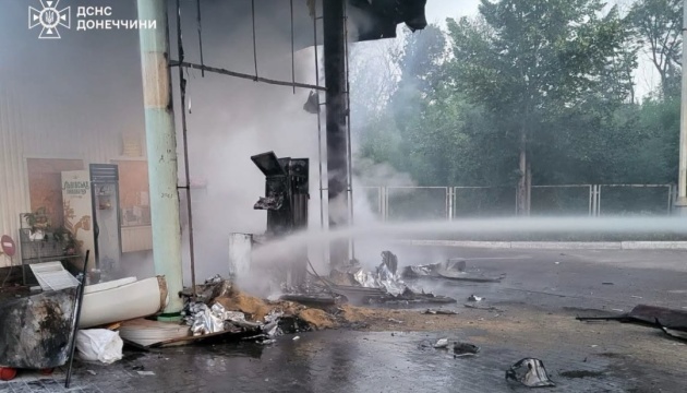 Горіли медзаклад і АЗС: рятувальники показали наслідки дронових ударів по Слов'янську та Краматорську