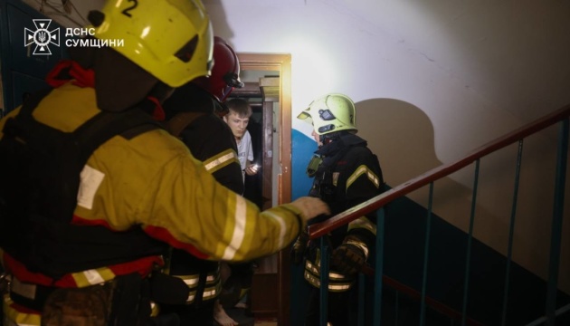 У Сумах російський безпілотник влучив у багатоповерхівку