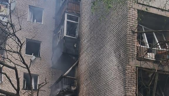 Russische Drohne schlägt in Wohnhaus in Isjum ein – ein Mensch getötet, mehrere weitere verletzt 