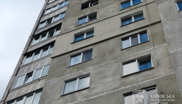 У Харкові ворожий дрон поцілив по багатоповерхівці, є постраждала