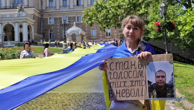 À Odessa, un drapeau de 100 mètres déployé en soutien aux soldats ukrainiens prisonniers/ Photo : Nina Liachonok, Ukrinform 