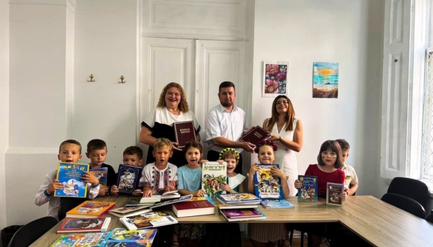 Посольство у Грузії передало колекцію українських книжок до освітнього центру «Sikvaruli»