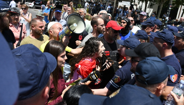 В Албанії протести проти курорту зятя Трампа переросли у сутички з поліцією