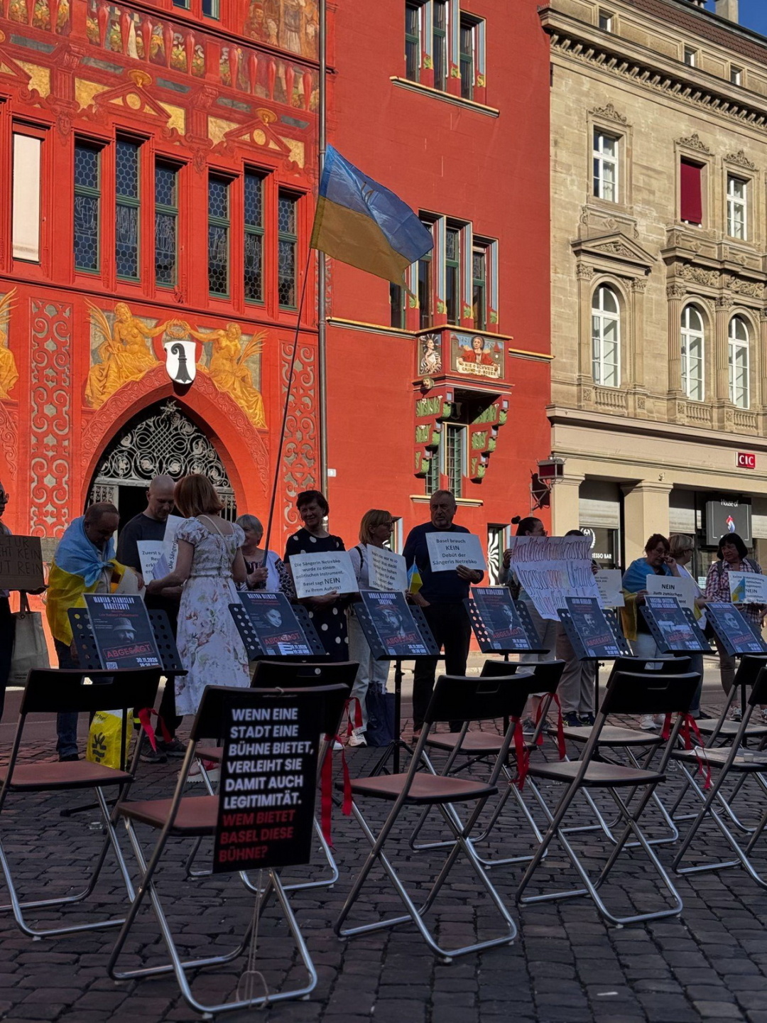 Порожні стільці як символ вбитих Росією українських музикантів. Акція “200 секунд тиші” у Базелі 