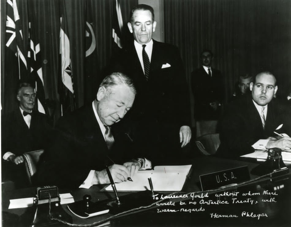 Представник США підписує Договір про Антарктику в грудні 1959. Фото: Herman Phleger