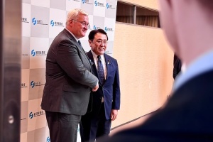 シビハ宇外相、赤沢経産相と経済協力や復興につき協議