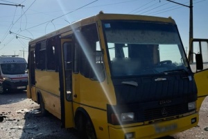 L’armée russe vise un minibus à Kherson : deux civils tués et huit autres blessés