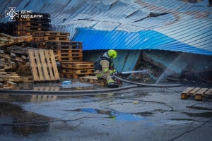 Region Odessa: Russen treffen Lagerhallen mit Toilettenpapier und brennen Weizenfeld nieder
