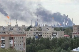 Reuters: Raffinerie in Omsk setzt nach ukrainischem Drohnenangriff Betrieb aus