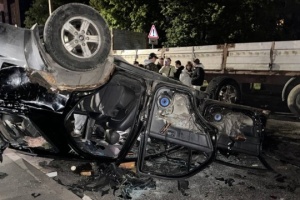 ウクライナ西部リヴィウで徴兵機関代表者と住民が衝突、市民が公用車を横転させる