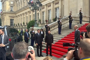 Zelensky accueilli par Macron au ministère français des Affaires étrangères avant la réunion de la coalition antibalistique