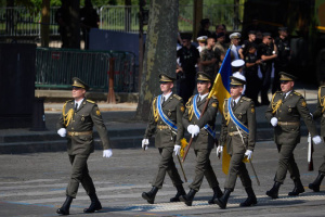 Militares y pilotos ucranianos participan en el desfile en París