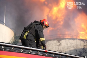 Dans la région d'Odessa, un réservoir d'huile a pris feu à la suite d'une attaque russe